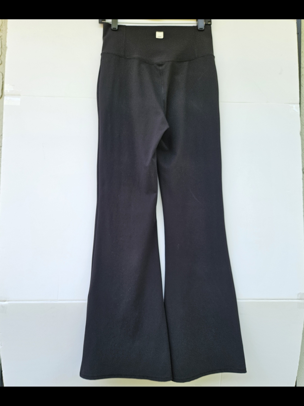 Vuori Ultra High Rise Flare Leggings Black Size M 31 Slimming Buttery Soft Yoga - Picture 3 of 16